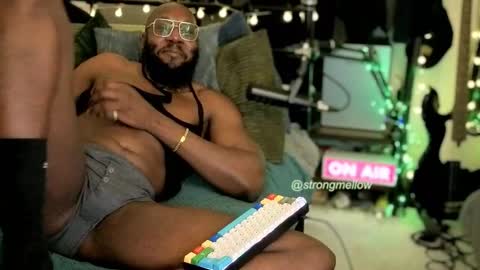 strongmellow online show from October 27, 6:43 pm