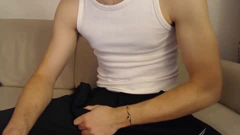 Snapshot of studfromparis chatting on January 29, 2:32 pm Stud From Paris online show from January 29, 2:32 pm
