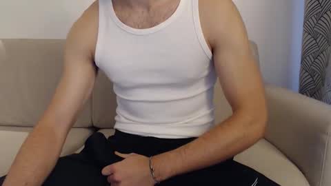 Snapshot of studfromparis chatting on October 23, 10:40 am Stud From Paris online show from October 23, 10:40 am