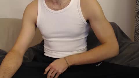 Snapshot of studfromparis chatting on December 27, 8:28 pm Stud From Paris online show from December 27, 8:28 pm