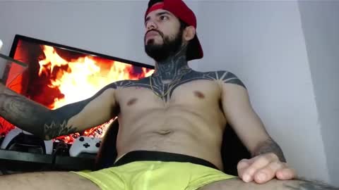 Snapshot of tatsexboy chatting on October 25, 11:01 am SeX-Boy online show from October 25, 11:01 am