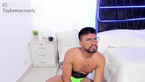 taylormaccurdy_ online show from November 25, 5:15 pm