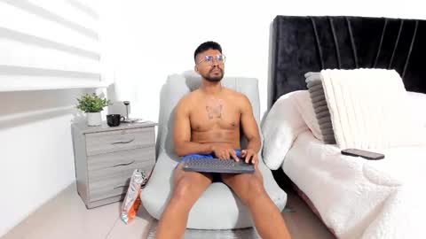 taylormaccurdy_ online show from October 17, 5:17 pm