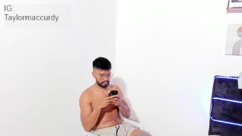 taylormaccurdy_ online show from January 5, 5:27 pm