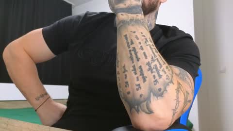 Snapshot of thebestmuscles chatting on December 4, 6:44 am John online show from December 4, 6:44 am