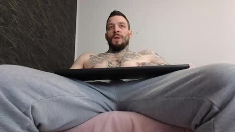 Snapshot of thebestmuscles chatting on February 12, 6:51 am John online show from February 12, 6:51 am