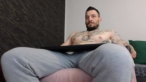 Snapshot of thebestmuscles chatting on February 7, 8:01 am John online show from February 7, 8:01 am