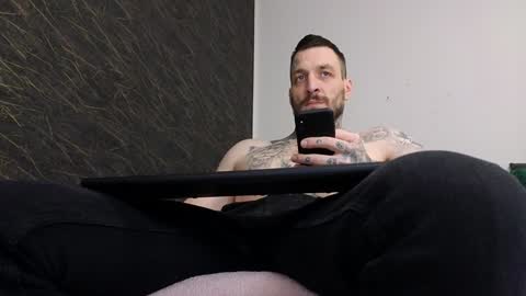 Snapshot of thebestmuscles chatting on January 31, 6:46 am John online show from January 31, 6:46 am