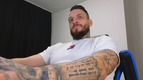 Snapshot of thebestmuscles chatting on December 3, 5:23 pm John online show from December 3, 5:23 pm