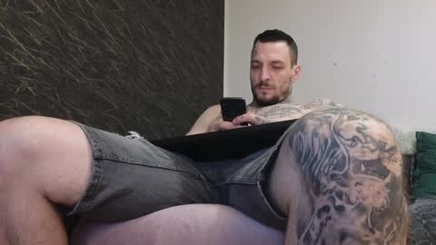 Snapshot of thebestmuscles chatting on January 9, 5:22 pm John online show from January 9, 5:22 pm