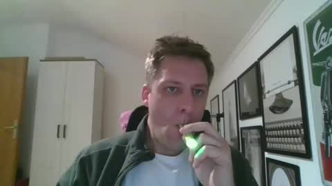 Snapshot of thedon2123 chatting on December 4, 5:44 pm thedon2123 online show from December 4, 5:44 pm