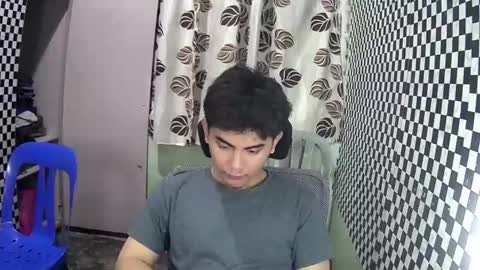 Snapshot of thehugecomeback chatting on December 19, 9:29 am Xerxis online show from December 19, 9:29 am