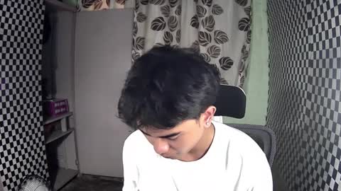 Snapshot of thehugecomeback chatting on December 5, 8:44 am Xerxis online show from December 5, 8:44 am