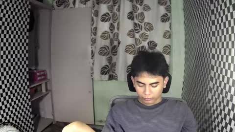 Snapshot of thehugecomeback chatting on December 3, 9:20 am Xerxis online show from December 3, 9:20 am