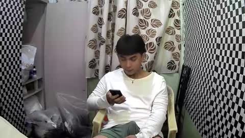 Snapshot of thehugecomeback chatting on February 6, 8:13 pm Xerxis online show from February 6, 8:13 pm