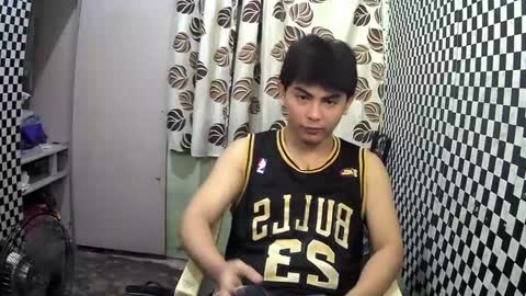 Snapshot of thehugecomeback chatting on January 8, 10:48 am Xerxis online show from January 8, 10:48 am