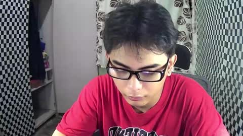 Snapshot of thehugecomeback chatting on December 10, 6:33 am Xerxis online show from December 10, 6:33 am