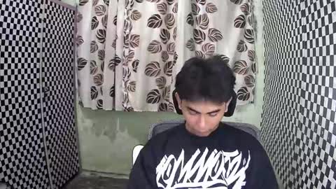 Snapshot of thehugecomeback chatting on December 9, 12:53 pm Xerxis online show from December 9, 12:53 pm