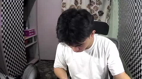 Snapshot of thehugecomeback chatting on December 7, 9:17 am Xerxis online show from December 7, 9:17 am