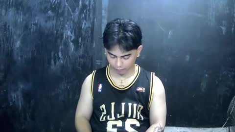 Snapshot of thehugecomeback chatting on March 11, 10:40 am Xerxis online show from March 11, 10:40 am