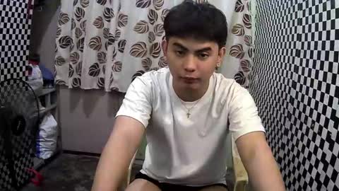 Snapshot of thehugecomeback chatting on January 27, 4:33 pm Xerxis online show from January 27, 4:33 pm