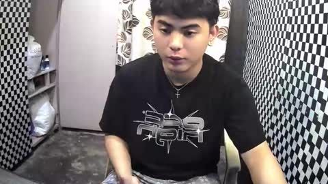 Snapshot of thehugecomeback chatting on February 8, 5:08 am Xerxis online show from February 8, 5:08 am