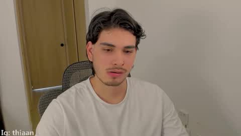 Snapshot of thiaan__ chatting on October 27, 9:17 pm thiaan__ online show from October 27, 9:17 pm