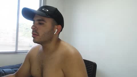 Snapshot of thiagohot_xx chatting on October 29, 8:12 pm Thiago online show from October 29, 8:12 pm