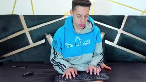 Thiago   online show from April 1, 1:41 pm