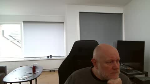Snapshot of thomash32 chatting on October 25, 9:33 am thomash32 online show from October 25, 9:33 am