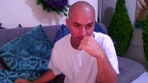 Snapshot of thomassmith2023 chatting on December 14, 9:13 pm thomas  smith online show from December 14, 9:13 pm