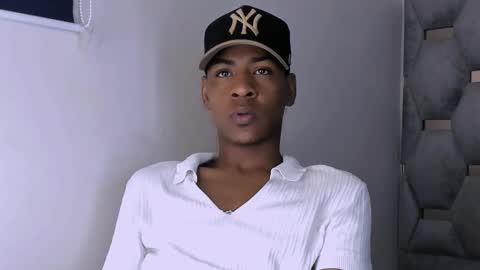 tiago_xxx_ online show from October 21, 9:28 pm