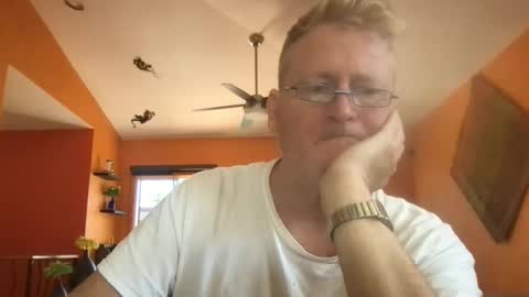 Hola online show from April 21, 5:30 pm