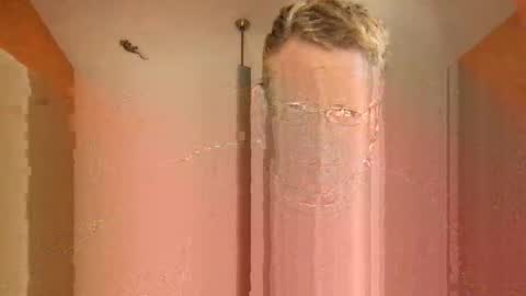 Snapshot of tomascausa chatting on February 26, 11:24 pm Hola online show from February 26, 11:24 pm