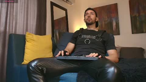 tommy_raym0ndg online show from July 18, 1:38 pm