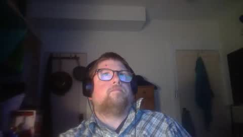 Snapshot of true_manofworth chatting on October 27, 1:52 am HandicappedLaugher online show from October 27, 1:52 am