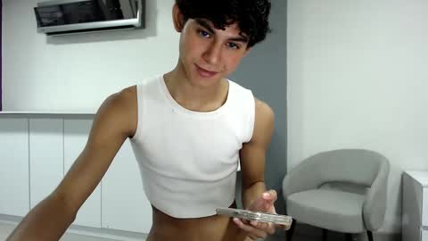 Snapshot of twink_waldorf chatting on December 6, 6:28 pm Twink Waldorf online show from December 6, 6:28 pm