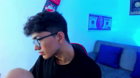 Snapshot of tylerwhiite_ chatting on December 22, 2:49 am   online show from December 22, 2:49 am