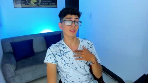 Snapshot of tylerwhiite_ chatting on December 11, 2:43 am   online show from December 11, 2:43 am