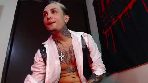 david guzman i model independenthelp me with a thumbs up online show from February 3, 11:47 pm