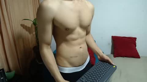 versatileguuy online show from May 2, 11:40 pm