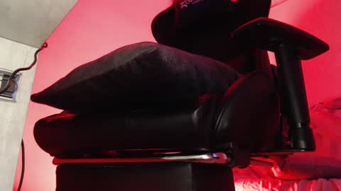 Snapshot of woondeer17 chatting on October 6, 7:18 pm Woondeer online show from October 6, 7:18 pm