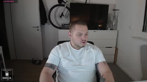 Snapshot of x19marco93x chatting on December 25, 6:30 pm x19marco93x online show from December 25, 6:30 pm