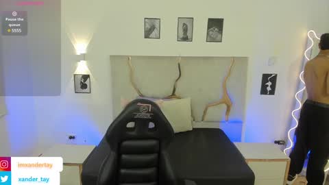 ISSANDER online show from February 3, 8:03 pm