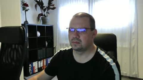 Snapshot of xxstrikerxx chatting on October 28, 7:33 am Eddi online show from October 28, 7:33 am