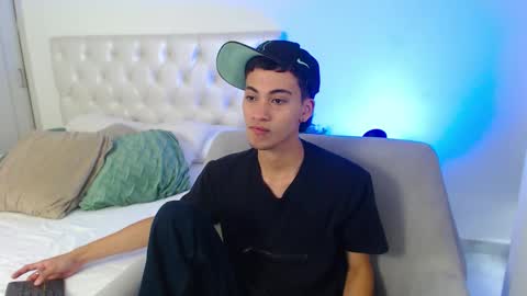 yulian_vasquez online show from February 13, 8:03 pm