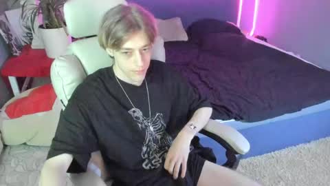 Kel online show from April 18, 8:31 pm