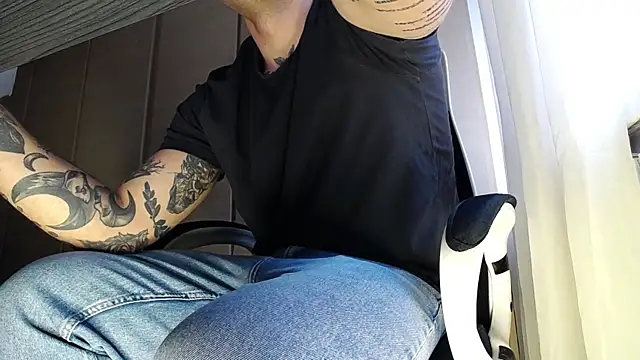 Snapshot of FindomJason chatting on March 13, 10:05 am FindomJason online show from March 13, 10:05 am