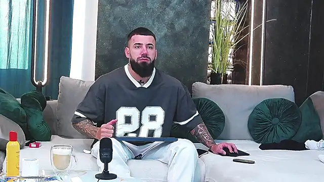 masterkingofmusclee online show from January 18, 6:42 am