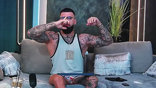 masterkingofmusclee online show from March 3, 6:13 am